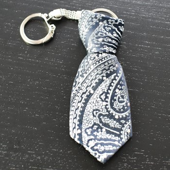 Porte-clés cravate en tissu motif fleuri fond noir argenté
