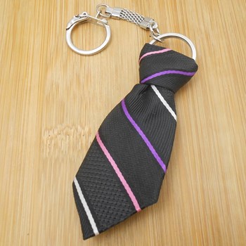 Porte-clés cravate en tissu à rayures multicolores argenté