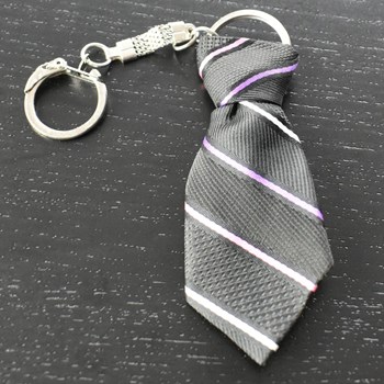 Porte-clés cravate en tissu à rayures multicolores argenté