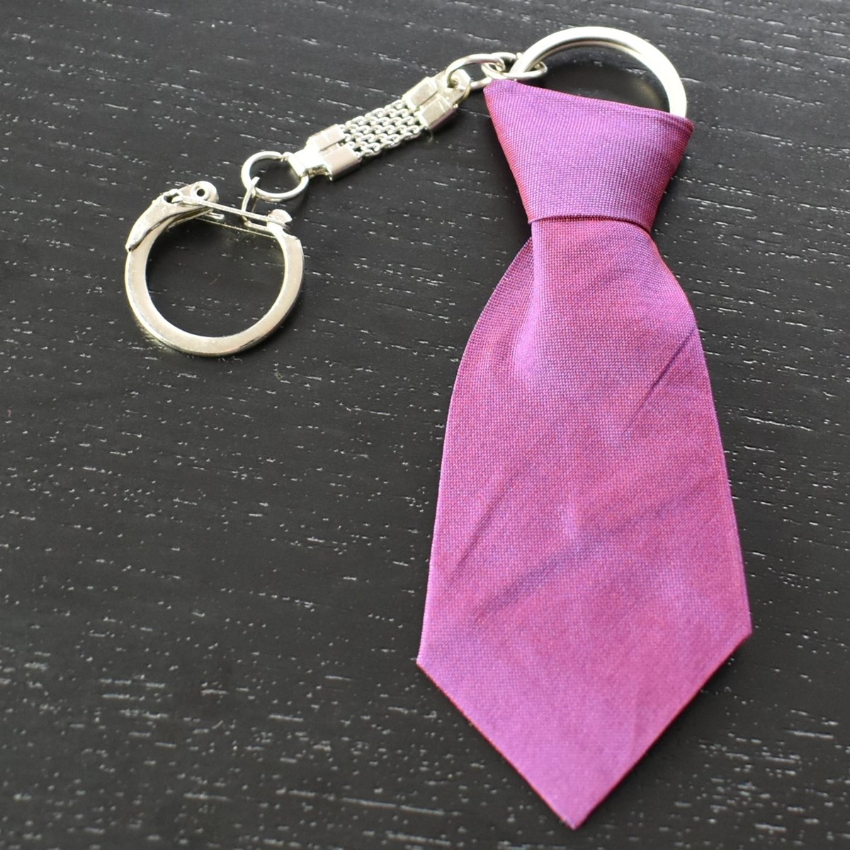 Porte-clés cravate en tissu violet aubergine unie argenté - vue 3