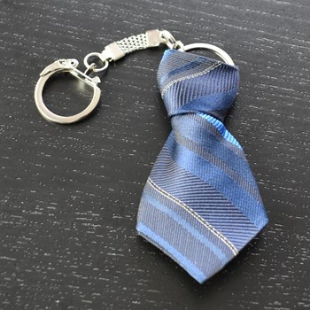 Porte-clés cravate en tissu style écossais noir jaune et bleu roi argenté