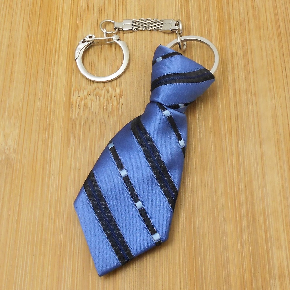 Porte-clés cravate en tissu à rayures noires et carrés bleus argenté - vue 2