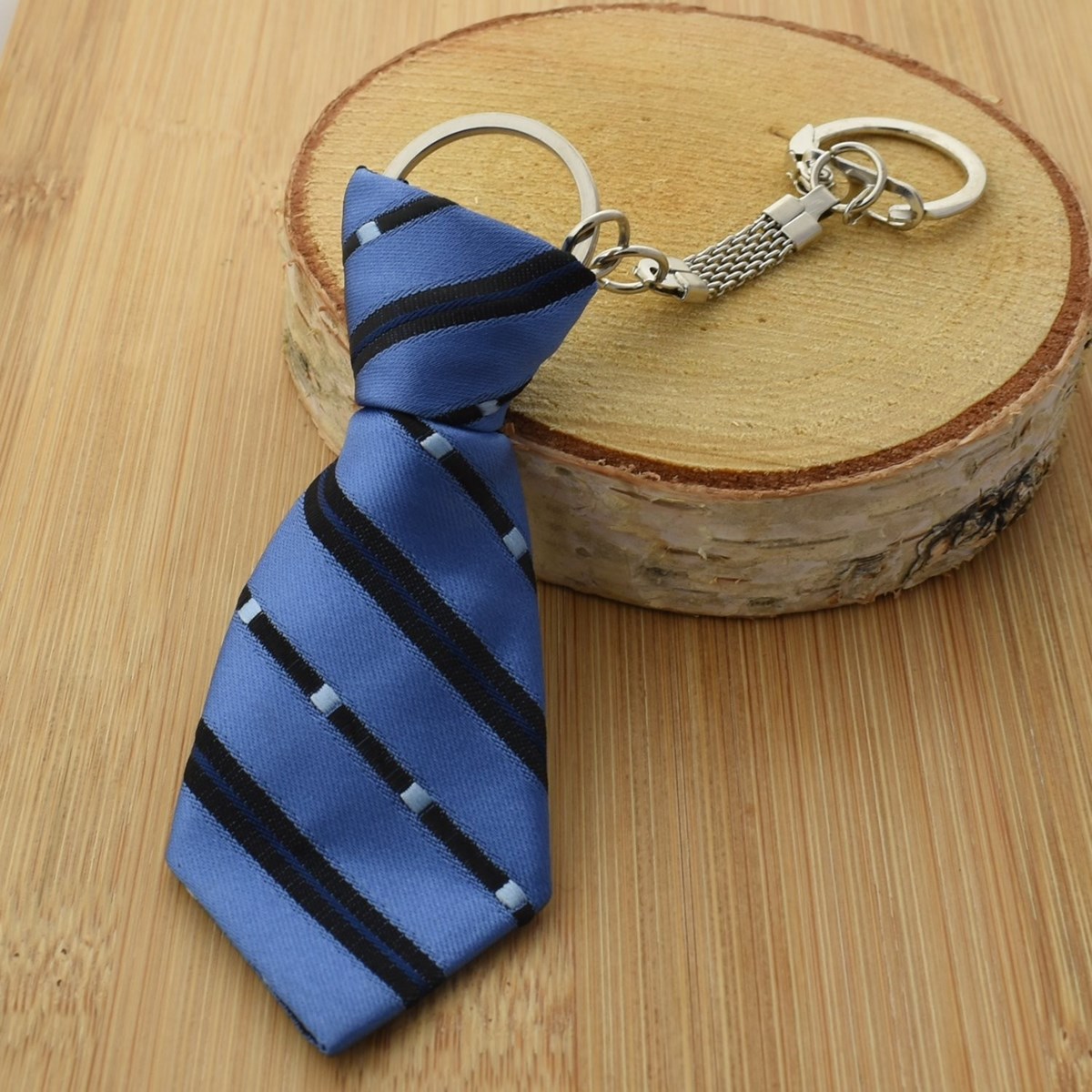 Porte-clés cravate en tissu à rayures noires et carrés bleus argenté - vue 3