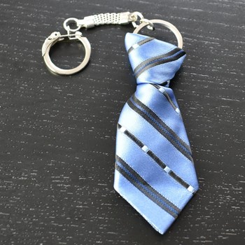 Porte-clés cravate en tissu à rayures noires et carrés bleus argenté