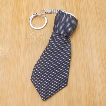 Porte-clés cravate en tissu moucheté pois blanc sur noir argenté