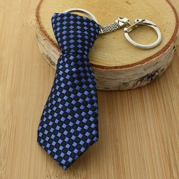 Porte-clés cravate en tissu losange bleu et noir argenté