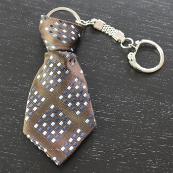 Porte-clés cravate en tissu forme géométrique croisés noir bleu argenté