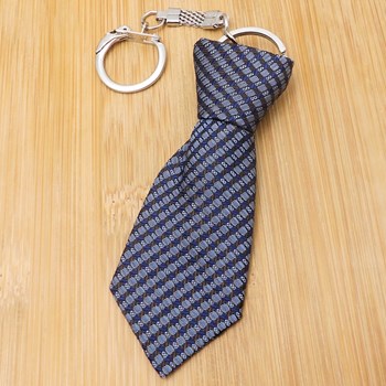 Porte-clés cravate en tissu carré gris sur fond noir argenté