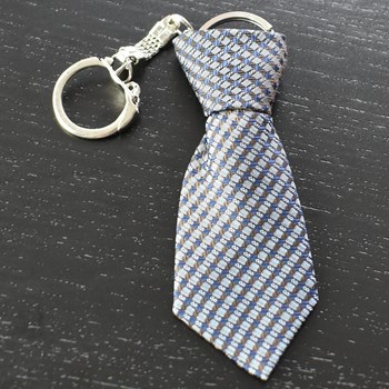Porte-clés cravate en tissu carré gris sur fond noir argenté