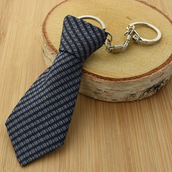Porte-clés cravate en tissu carré gris sur fond noir argenté