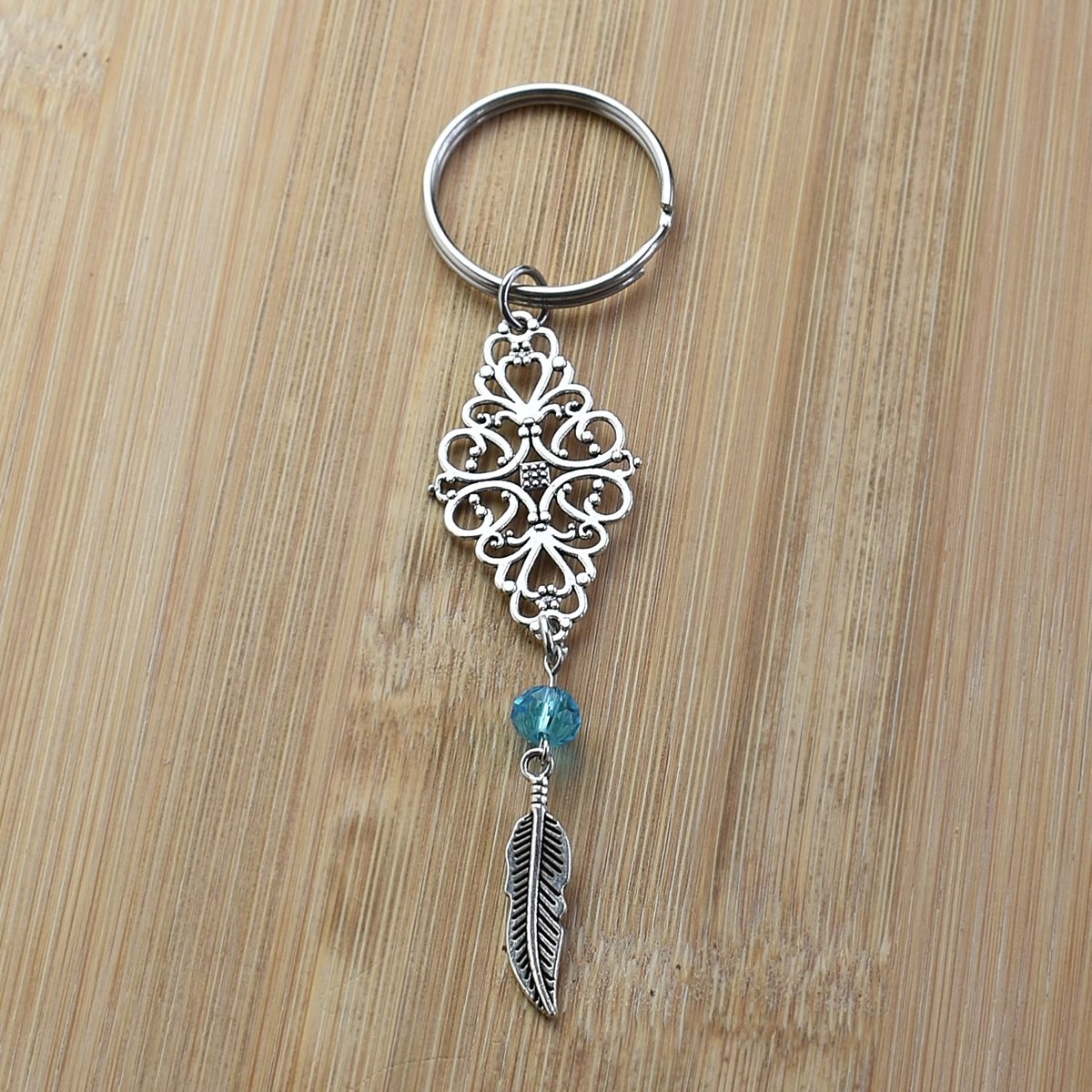 Porte-clés losange filigrane perle à facette bleue et plume pendante argenté - vue 3