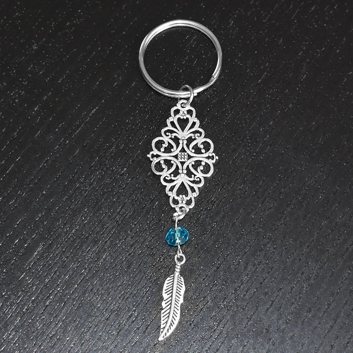 Porte-clés losange filigrane perle à facette bleue et plume pendante argenté - vue 4