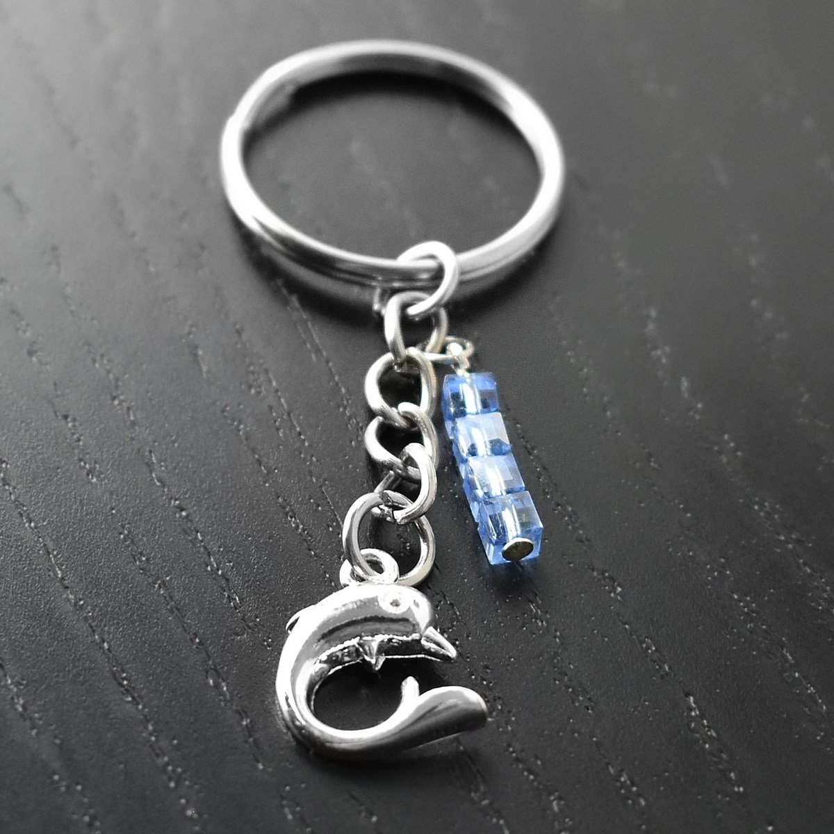 Porte-clés dauphin argenté et cubes bleus - vue 4