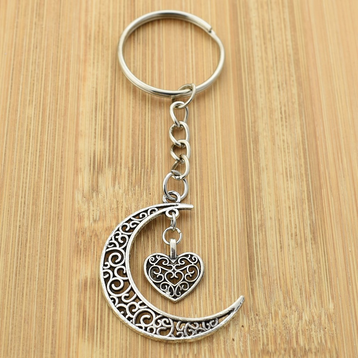 Porte-clés lune et coeur ciselé argenté - vue 2