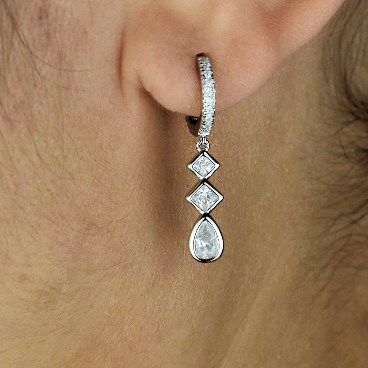 Boucles d'oreilles Mini Créoles losanges et goutte ovale pendants sertis d'oxydes de zirconium Argent 925 Rhodié - vue 3