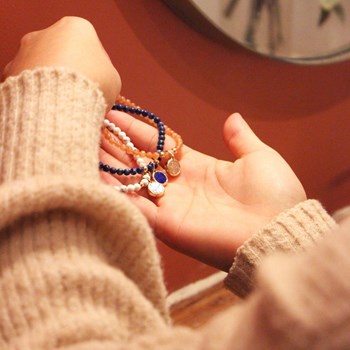 Zonnesteen kralen en ronde vergulde medaille armband voor dames - COEUR gravure