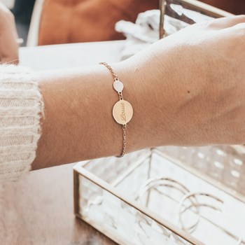 Vergulde damesarmband met medaille en wit parelmoer - gravure MAMAN POULE