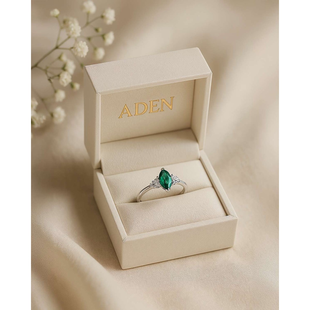 Bague Emeralda Or Blanc 14K avec Émeraude Marquise et Diamants | ADEN Joaillerie - vue 5