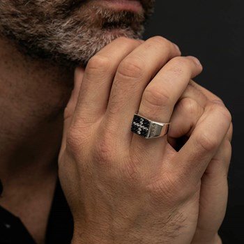 Chevalière Argent Moderne Carré Pavée Pierre Noire Et Croix Blanche