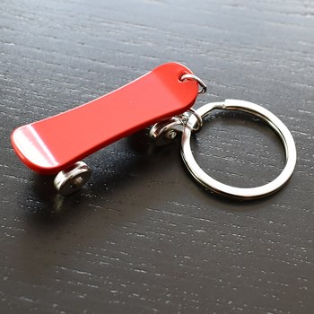 Skateboard 4-wheel skateboard key ring, silver red