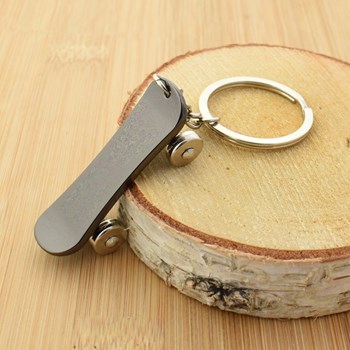 Skateboard 4-wheel skateboard keychain silver black