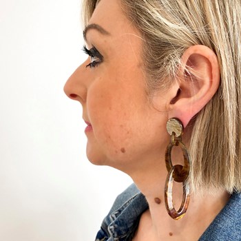Brown marble-effect dangling earrings