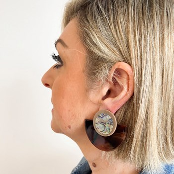 Brown earrings with marbled effect