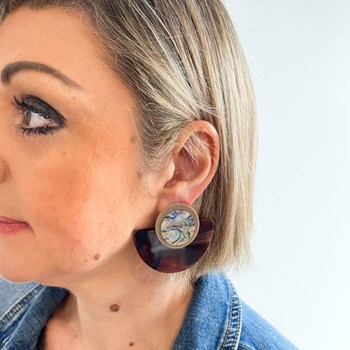 Brown earrings with marbled effect