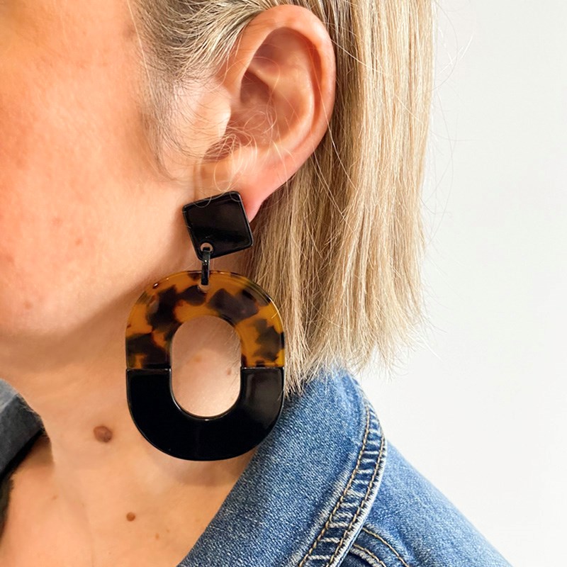 Boucles d'oreilles pendantes bicolores noires et motifs léopard - vue 3