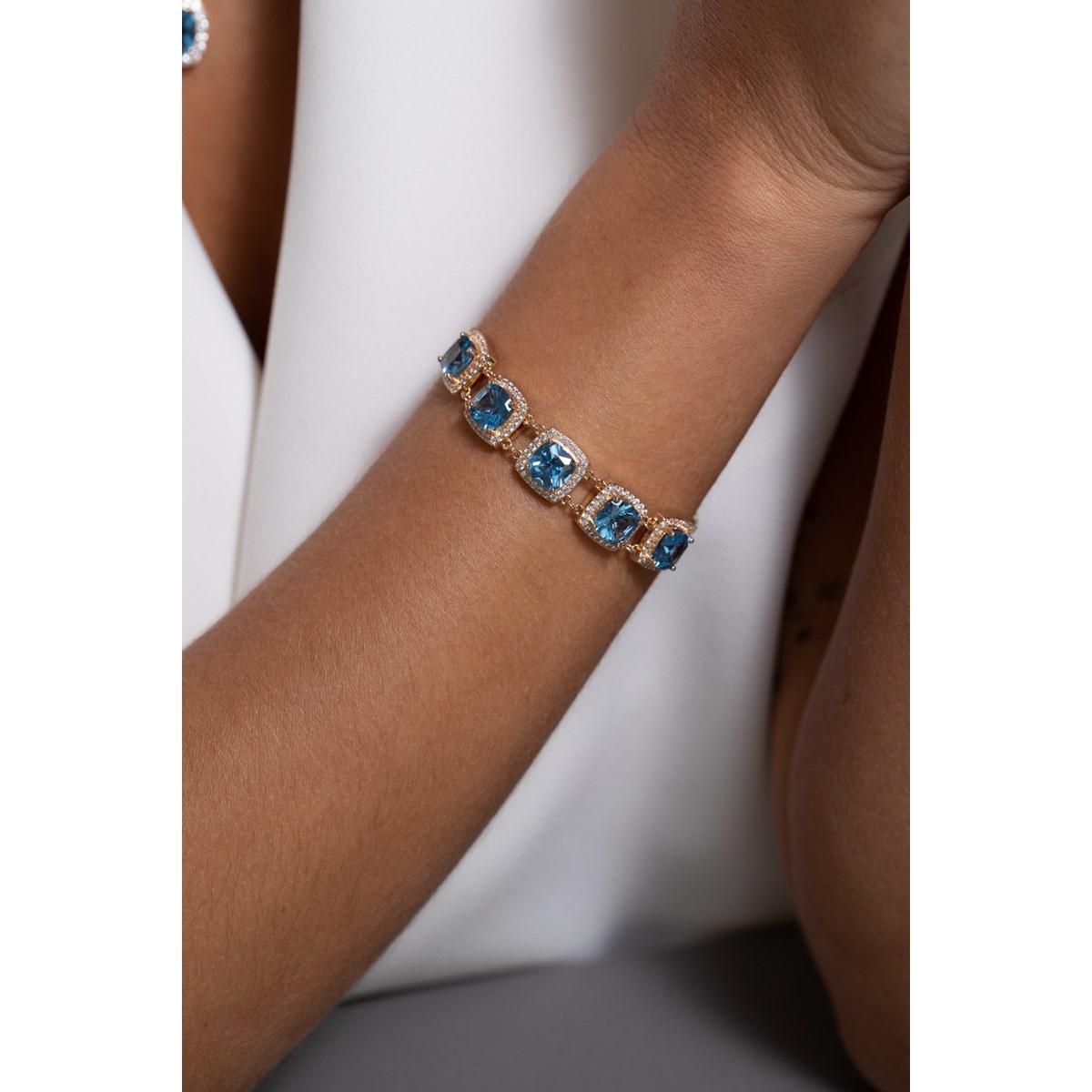 Bracelet souple MARGARET en Plaqué Or avec pierre synthétique bleu topaze - vue 2