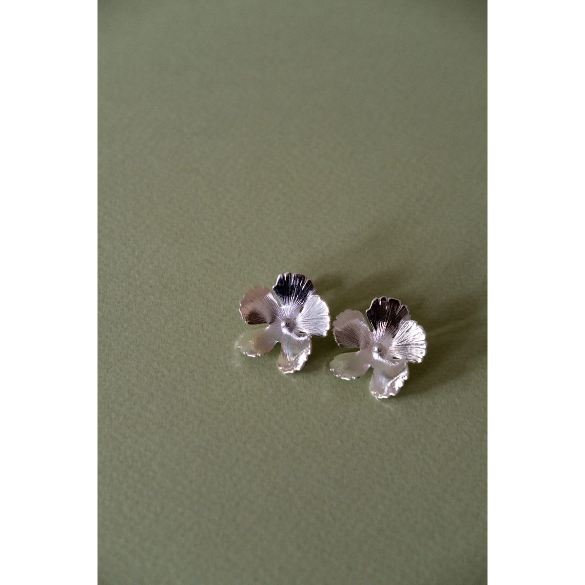 maxi boucles d'oreilles puces fleurs plaqué argent - ORPHÉE - vue 2