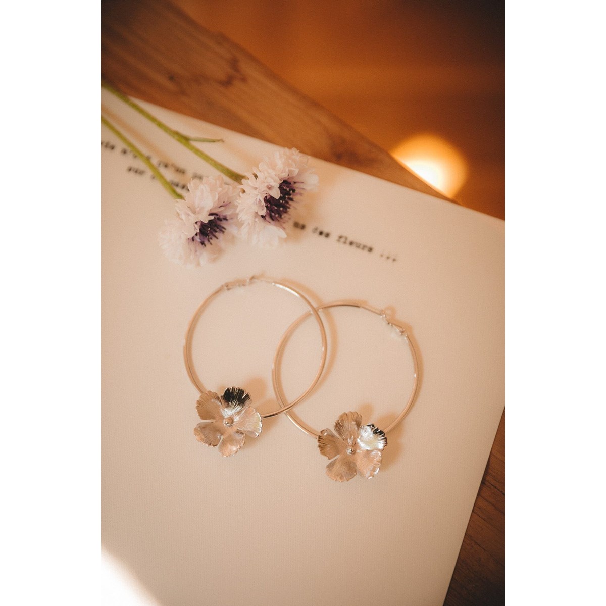 boucles d'oreilles créoles fleurs plaqué argent - ORPHÉE - vue 4