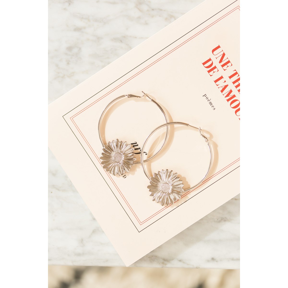 boucles d'oreilles créoles fleurs plaqué argent - MAÏA - vue 5