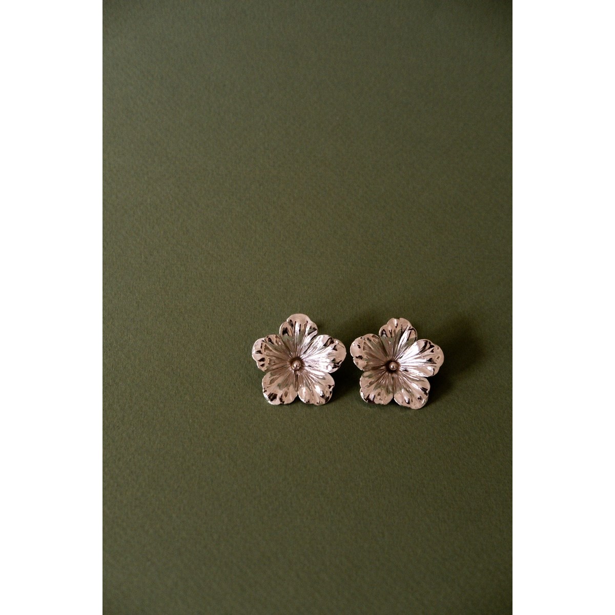maxi boucles d'oreilles puces fleurs plaqué argent - GAÏA - vue 2