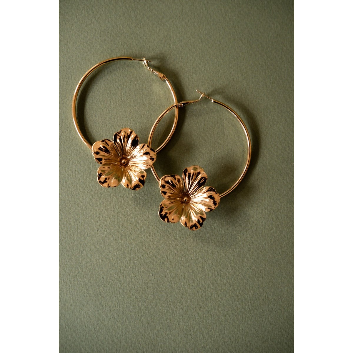 boucles d'oreilles créoles fleurs doré à l'or fin - GAÏA - vue 2
