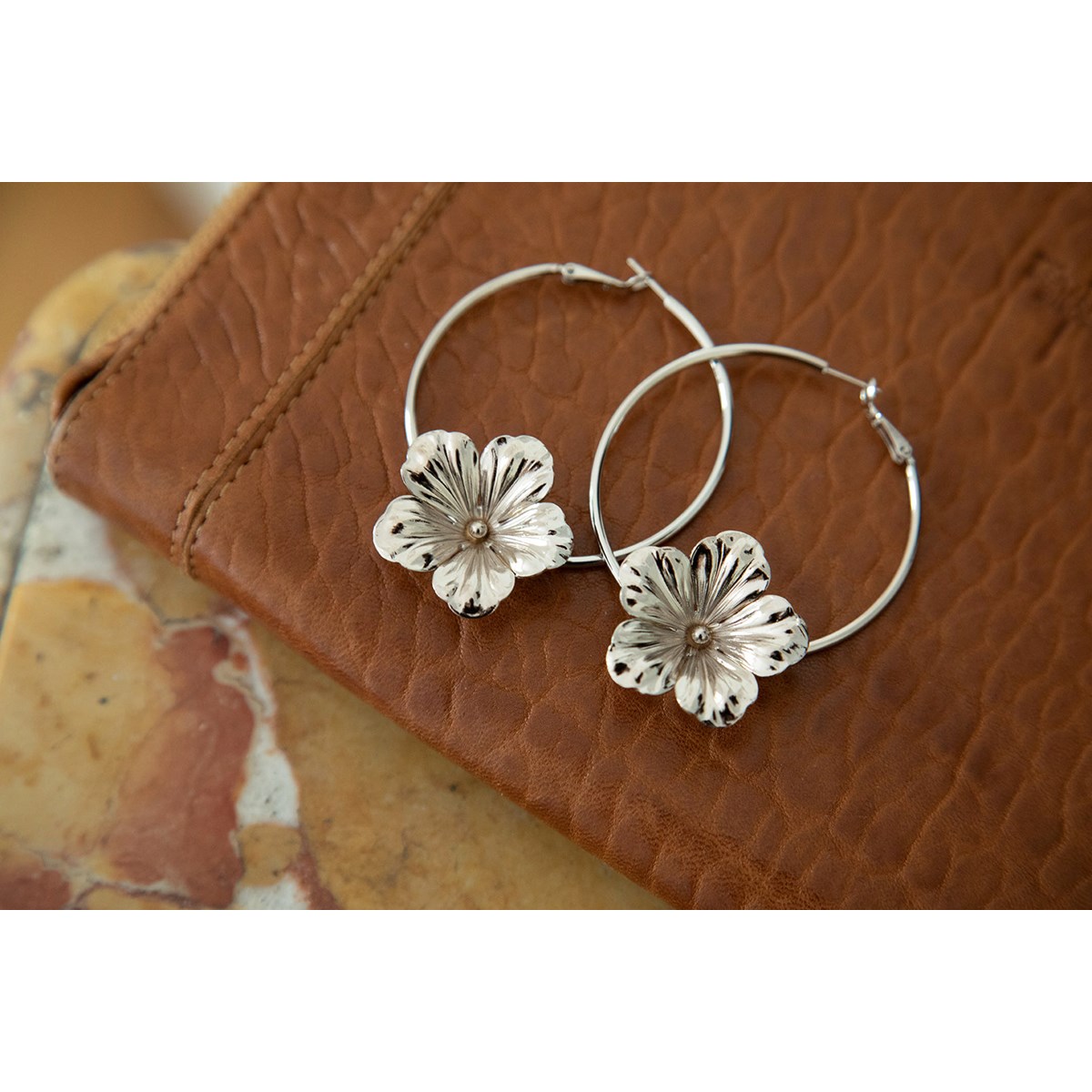 boucles d'oreilles créoles fleurs plaqué argent - GAÏA - vue 3
