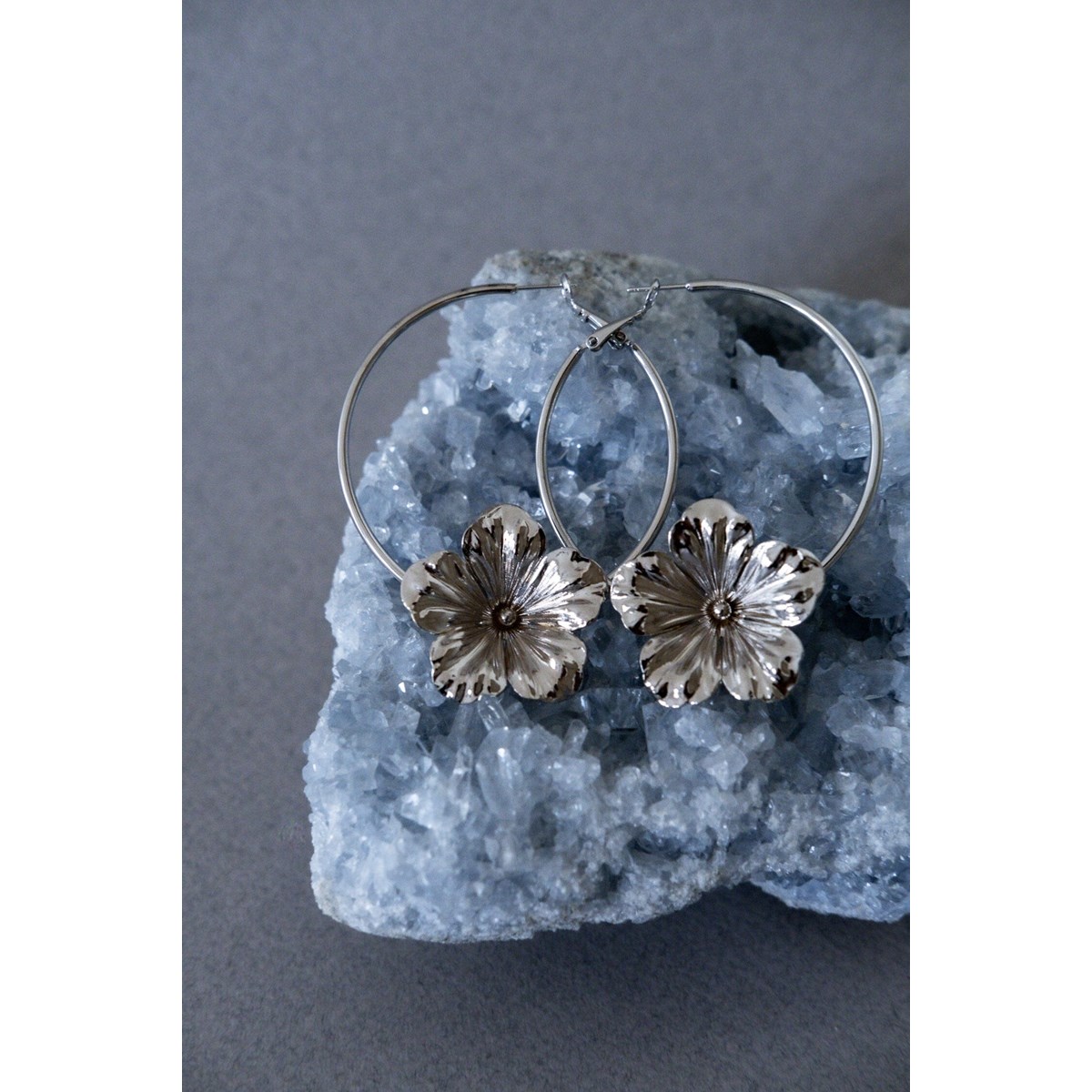 boucles d'oreilles créoles fleurs plaqué argent - GAÏA - vue 3