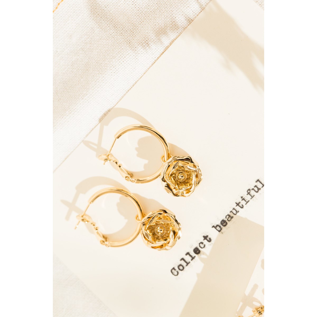 mini boucles d'oreilles créoles fleurs doré à l'or fin - AGLAÉ - vue 4