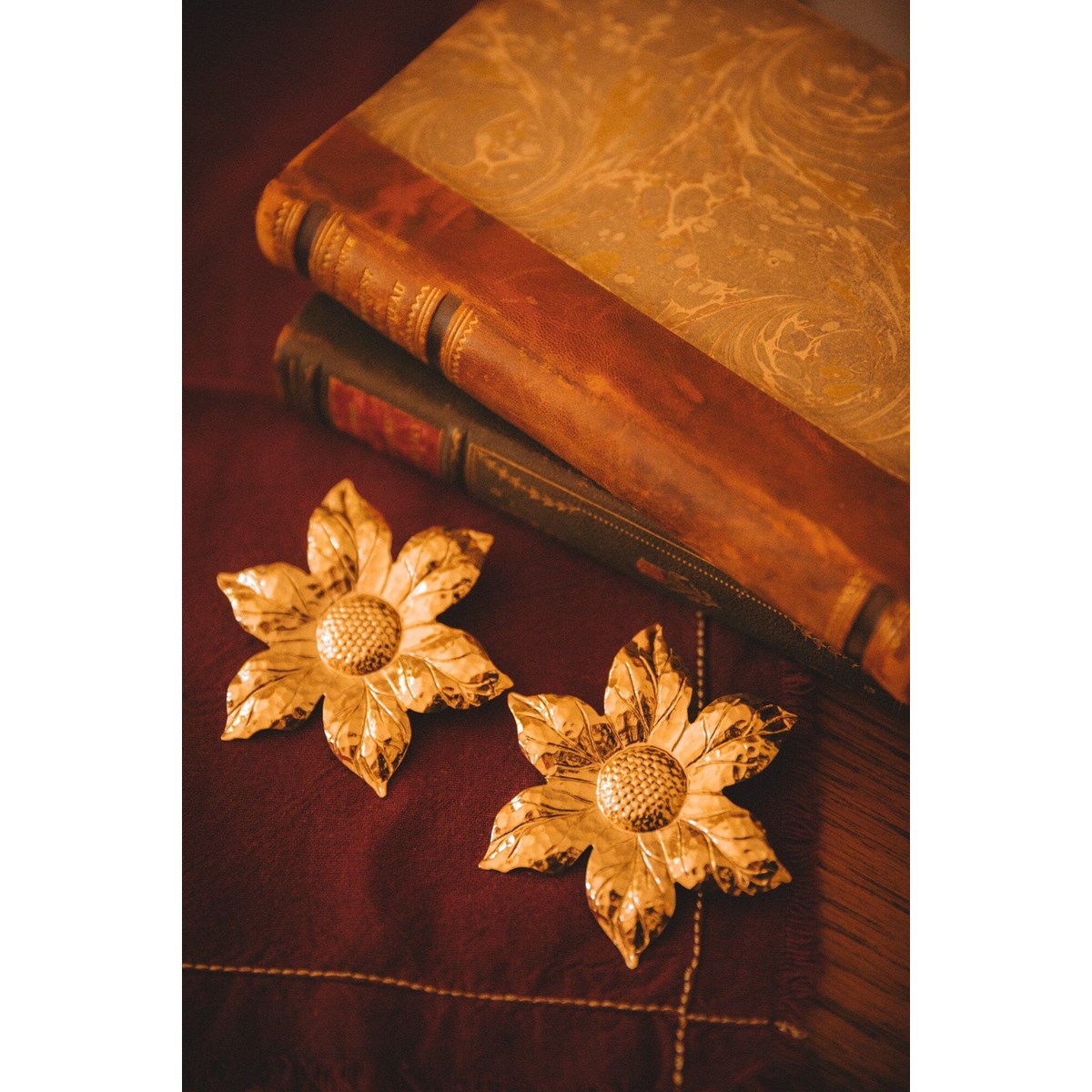 maxi boucles d'oreilles puces fleurs doré à l'or fin - HESPÉRIS - vue 4