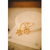 petites boucles d'oreilles créoles fleurs doré à l'or fin - HESPÉRIS - vue V4