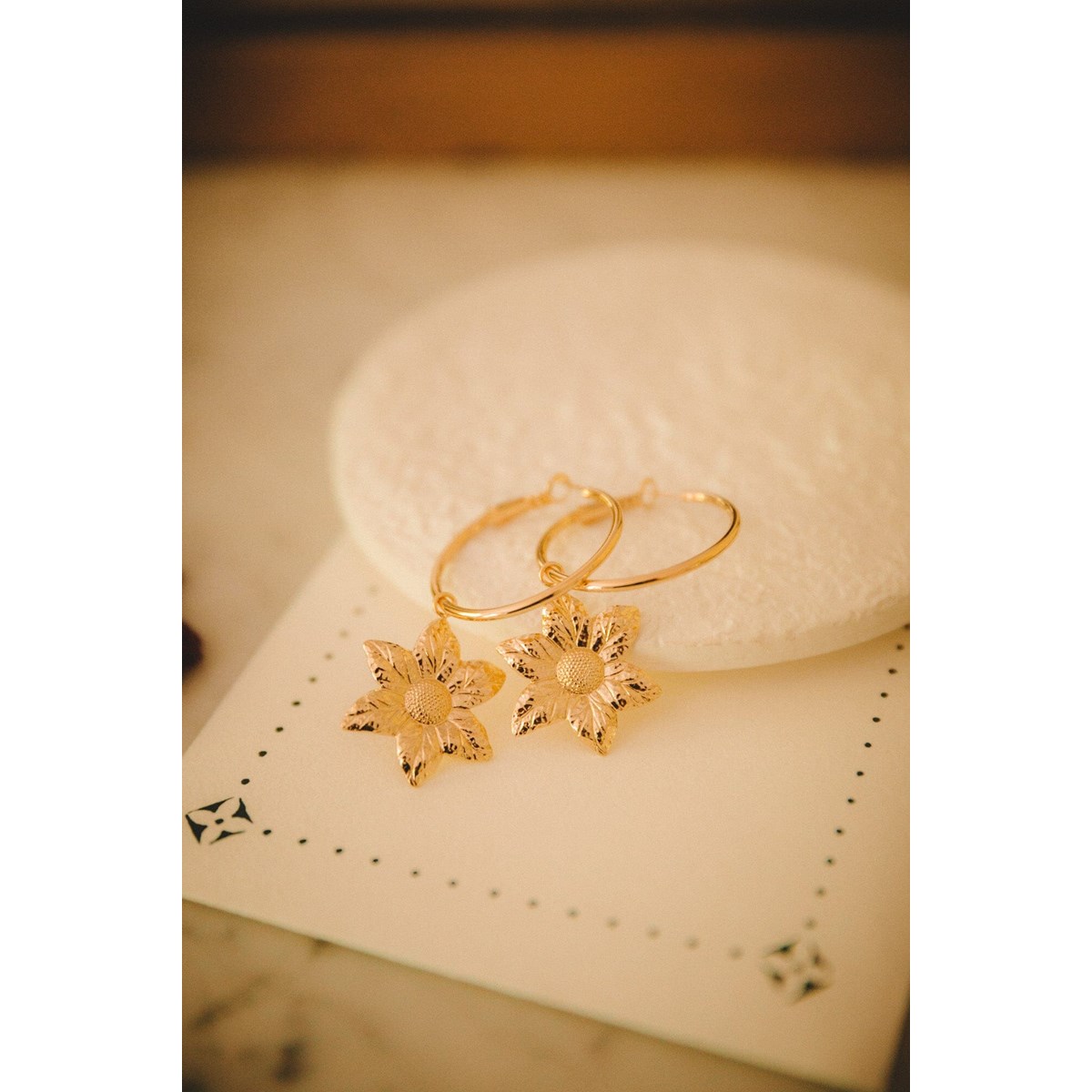 petites boucles d'oreilles créoles fleurs doré à l'or fin - HESPÉRIS - vue 4
