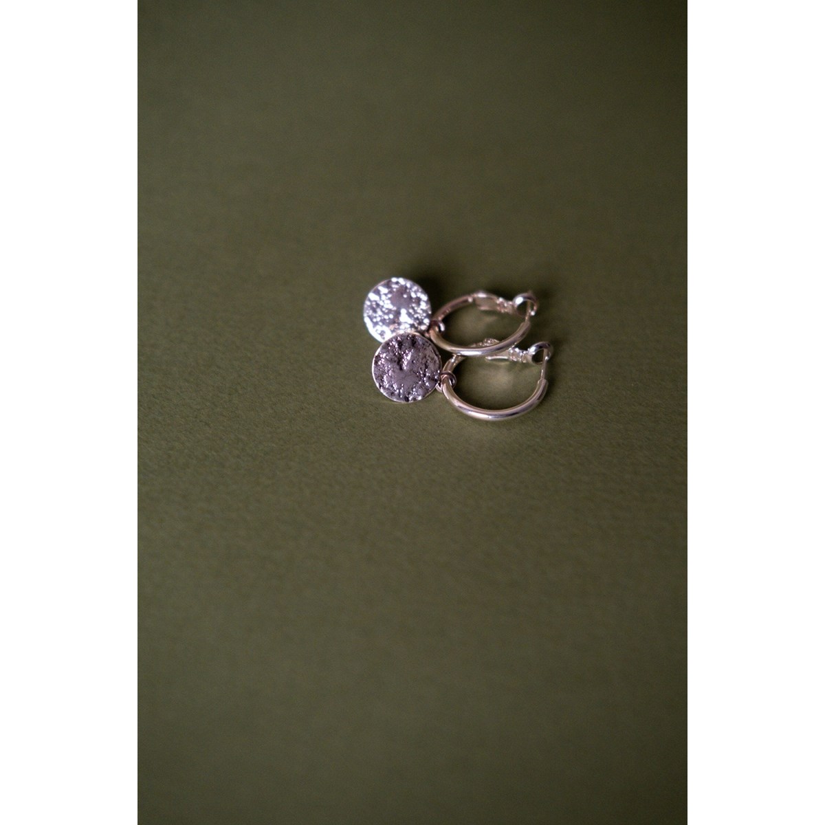 mini boucles d'oreilles créoles ronds martelés plaqué argent - HESTIA - vue 2