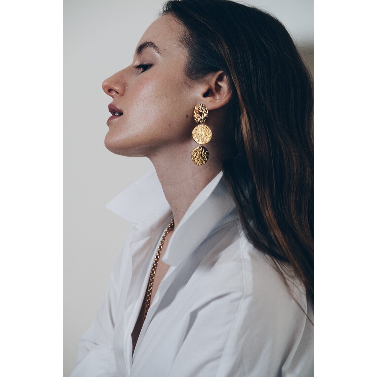 maxi boucles d'oreilles puces pendantes ronds martelés doré à l'or fin - HESTIA - vue 2
