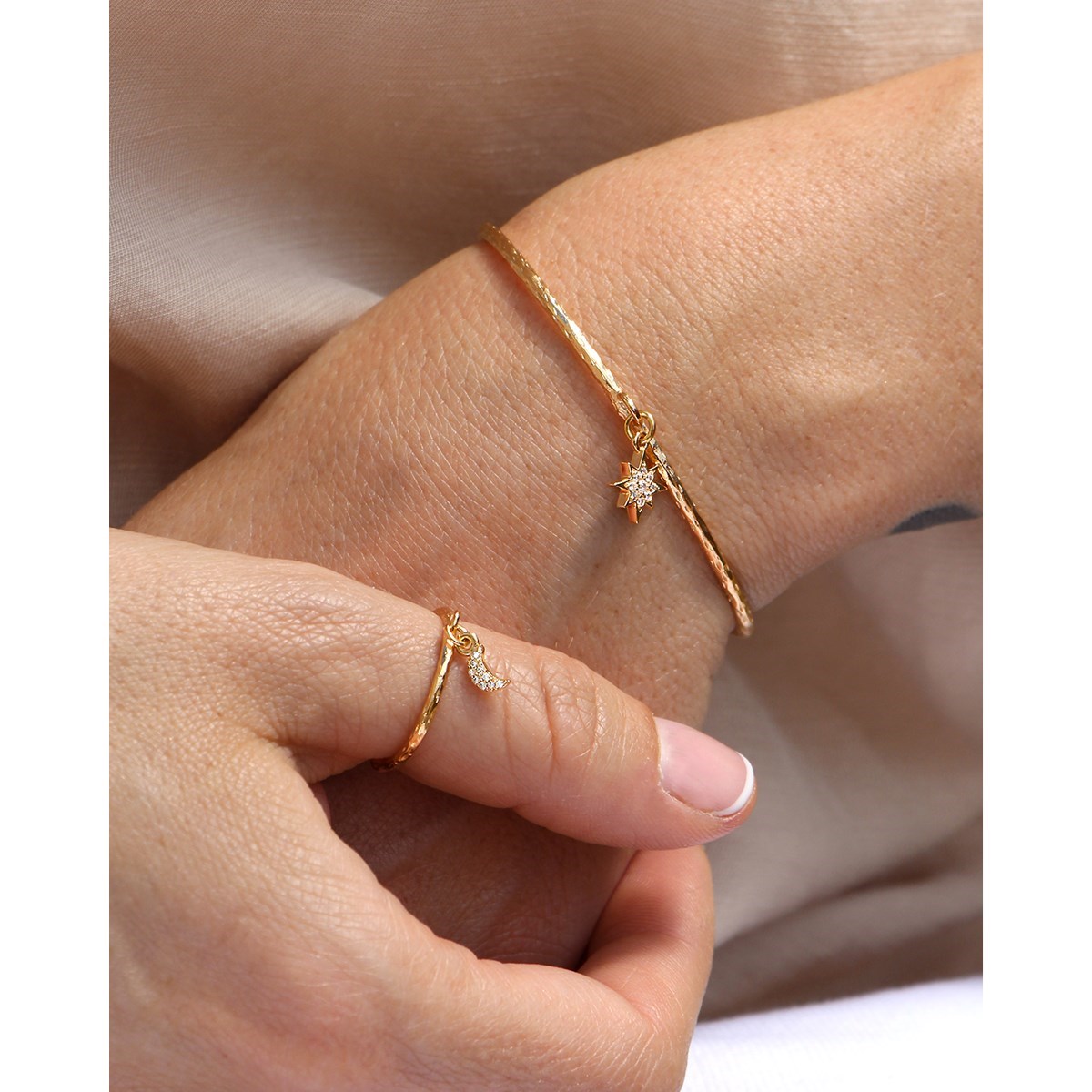 Jonc charm lune doré à l'or fin 24k LILY - vue 3