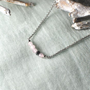 Collier Chaine Argent 925 Rhodié Quatre Perles Facettées de Quartz Rose et Un Diamant Noir Facettée