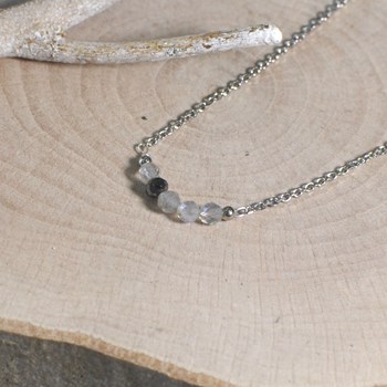 Collier Chaine Argent 925 Rhodié Quatre Perles Facettées de Labradorite et Un Diamant Noir Facettée