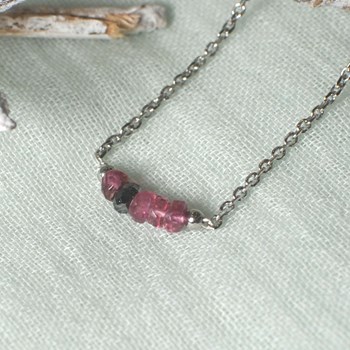 Collier Chaine Argent 925 Rhodié Sept Perles Facettées de Tourmaline Rose et Un Diamant Noir Facettée