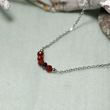 Collier Chaine Argent 925 Rhodié Quatre Perles Facettées de Cornaline et Un Diamant Noir Facettée