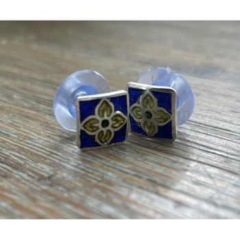 Clou d'oreille en argent et émail