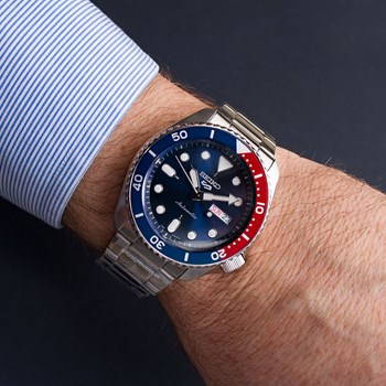 Montre Seiko 5 sport automatique acier 3 aiguilles
lunette bleue et rouge